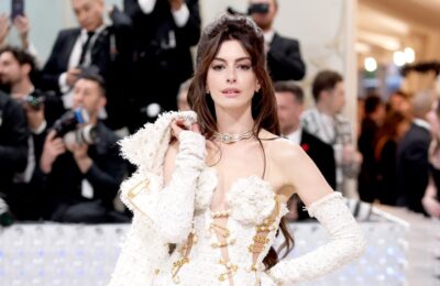 Rochia Versace a lui Anne Hathaway la Met Gala 2023