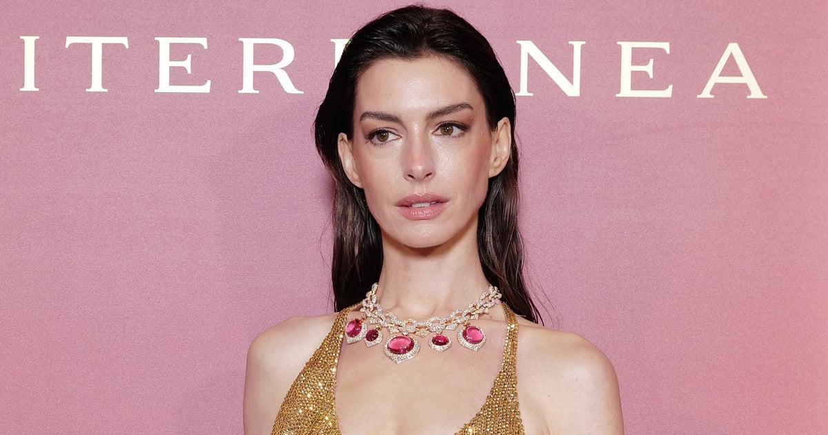 Rochia cu glugă a lui Anne Hathaway la evenimentul Bulgari High Jewelry