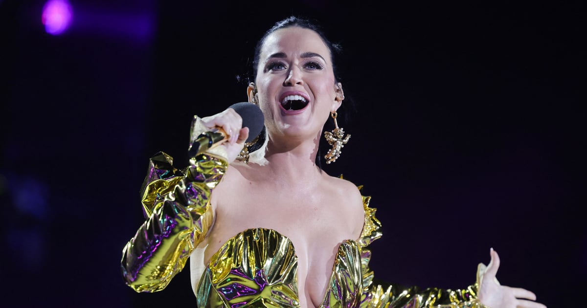 Katy Perry uimește în rochie aurie la concertul de încoronare a regelui