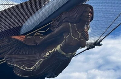 Jeff Bezos o place foarte, foarte mult pe iubita lui, conform figurinei aparent făcute după chipul ei pe iahtul său estimat la 500 de milioane de dolari