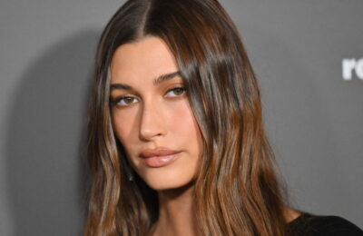 Hailey Bieber a schimbat tenul de gogoașă glazurată cu un machiaj de prăjitură în toată regula – Vezi foto