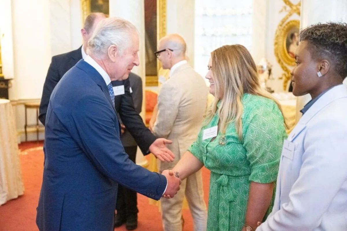 Jemma Simpson, o tânără din Belfast, se întâlnește cu Majestatea Sa Regele după ce a câștigat premiul național Princes Trust
