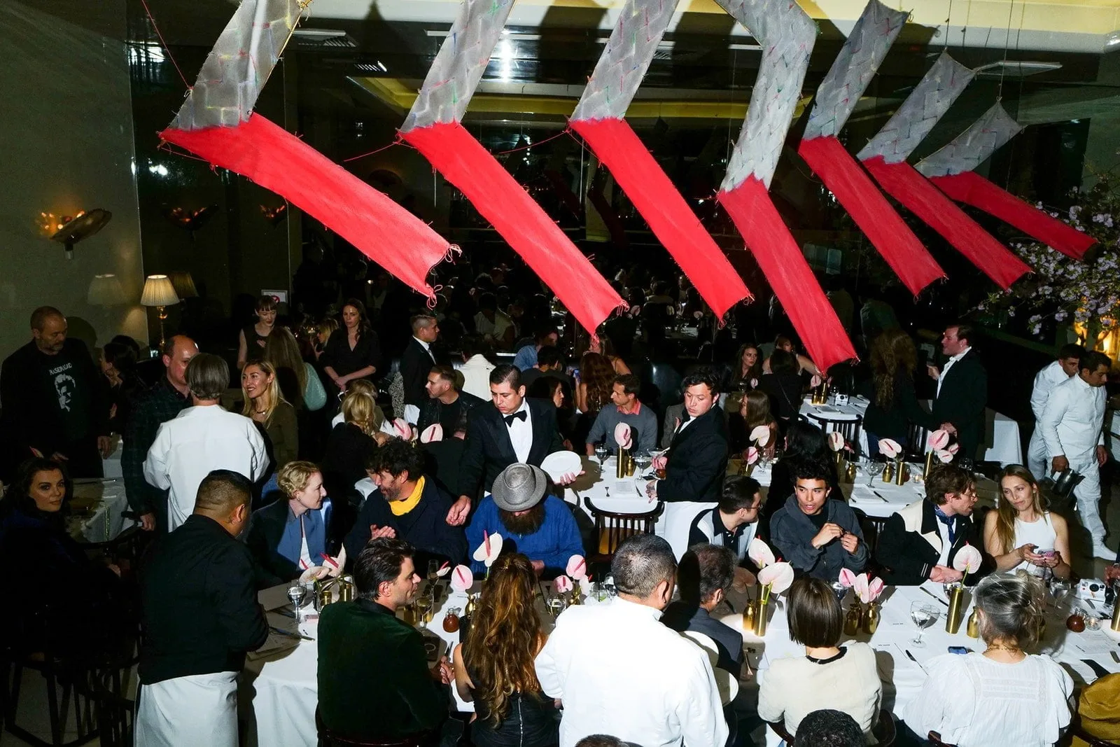 După covorul roșu de la Met Gala, cei mai buni artiști de frumusețe ai serii se întâlnesc la Mr. Chow