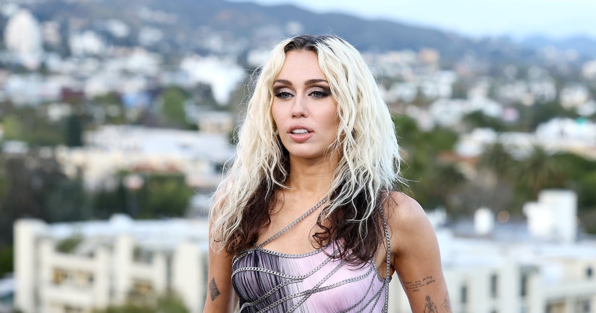 Miley Cyrus poartă un costum de baie auriu cu croială înaltă