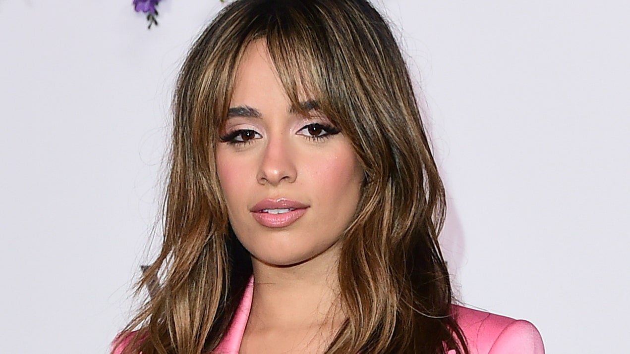 În timp ce toți ceilalți își fac reflectoare pentru vară, Camila Cabello a devenit neagră ca jetul – Vezi poze