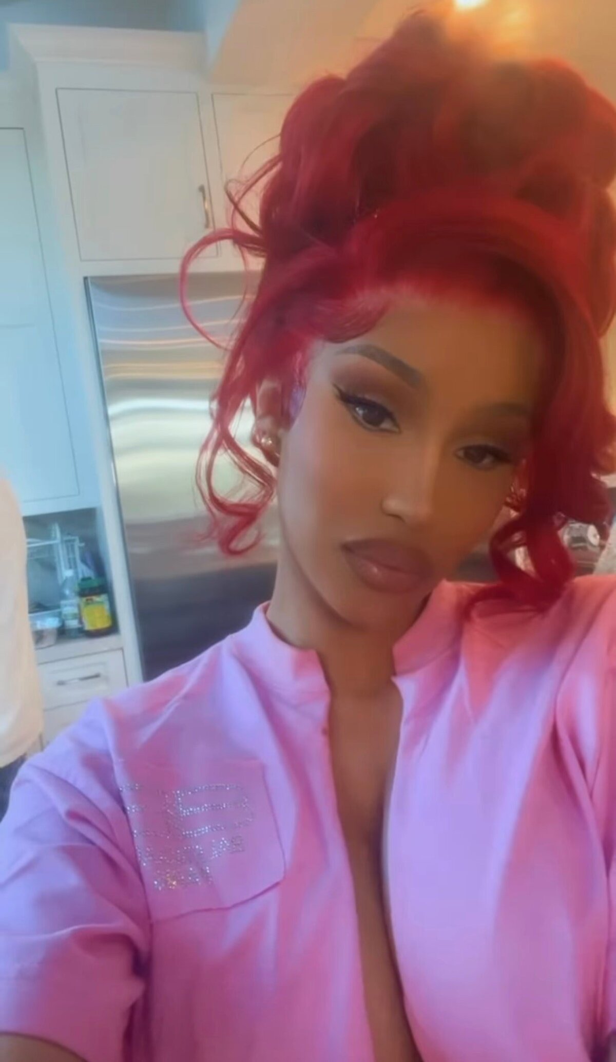 Noul păr al lui Cardi B arată exact ca un buchet de trandafiri, cu tot cu culoarea roșie aprinsă – Vezi poze