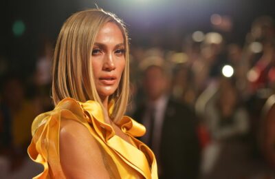 J Lo poartă un set de croșetat Brunello Cucinelli și o pălărie de cowboy
