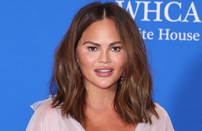 Chrissy Teigen are părul atât de lung, încât nu-ți poți da seama unde se termină – Vezi poze