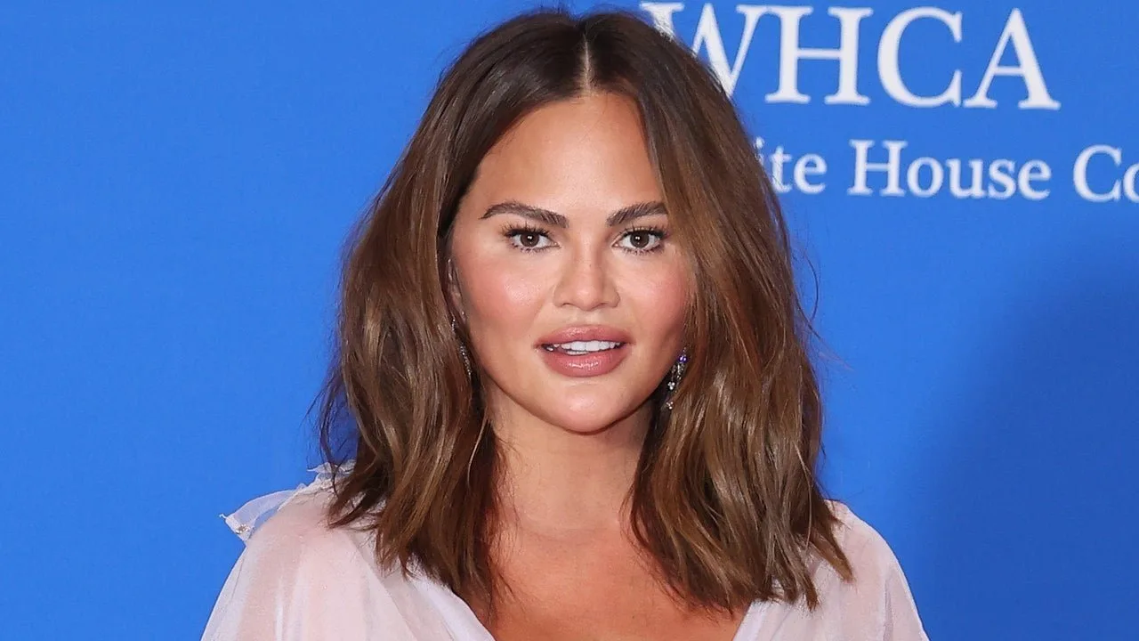 Chrissy Teigen are părul atât de lung, încât nu-ți poți da seama unde se termină – Vezi poze