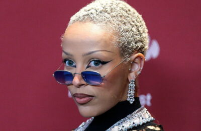 Noul tatuaj de pe spate al lui Doja Cat stârnește o controversă fără motiv – Vezi poze