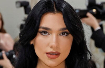 Dua Lipa a perfecționat genele „Spider Leg” și habar nu am cum de nu s-au pătat – Vezi poze