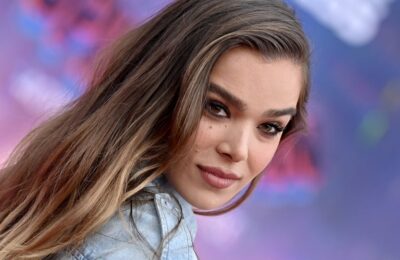 Fusta care lasă picioarele la vedere a lui Hailee Steinfeld la premiera Spider-Man