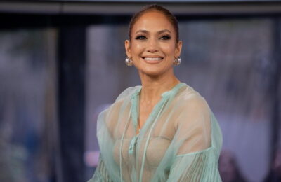 Jennifer Lopez a dus manichiura cu baie de lapte la un nivel superior cu unghiile „Celestial Shimmer” – Vezi poze