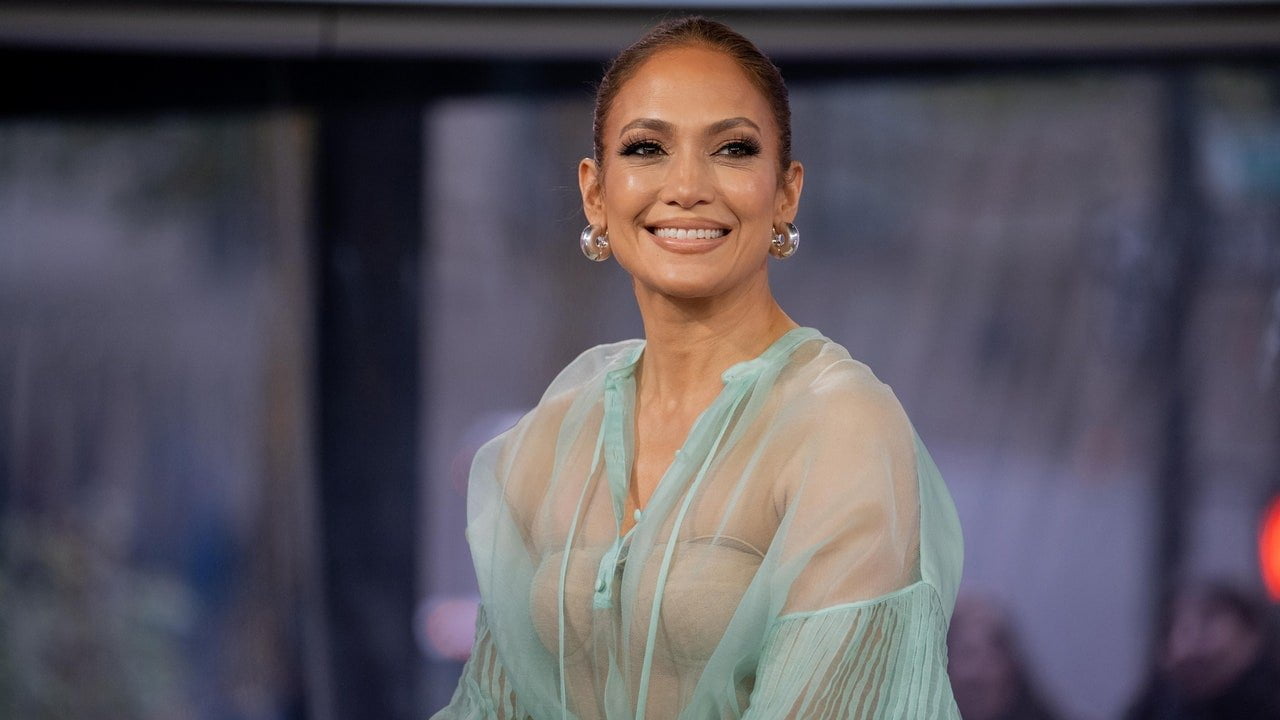 Jennifer Lopez a dus manichiura cu baie de lapte la un nivel superior cu unghiile „Celestial Shimmer” – Vezi poze