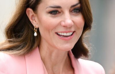 Kate Middleton și-a asortat luciul de buze cu blazerul – Vezi foto
