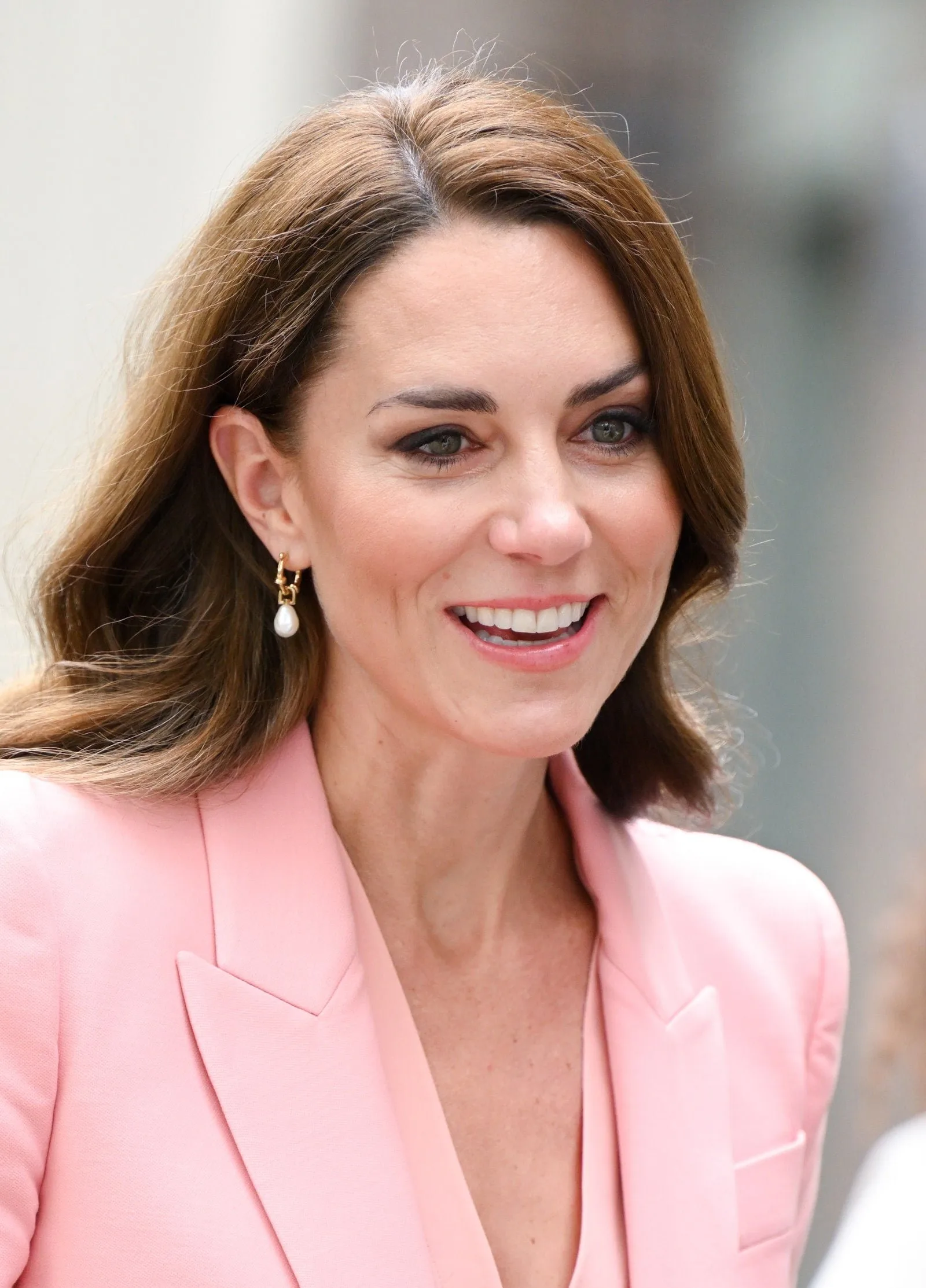 Kate Middleton și-a asortat luciul de buze cu blazerul – Vezi foto