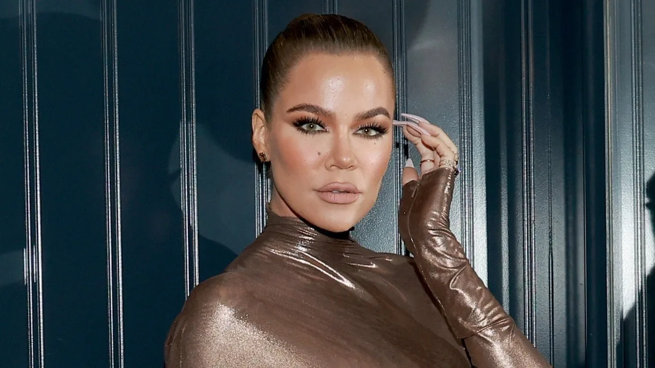 Nu am văzut niciodată valuri de plajă umede atât de perfect sculptate ca ale lui Khloé Kardashian – Vezi foto