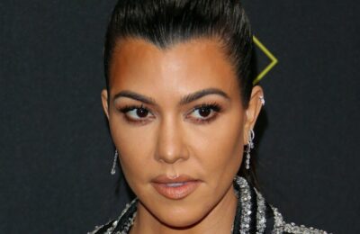 Kourtney Kardashian teasează ultima transformare a părului: „Bye Bye Blondie” – Vezi poze