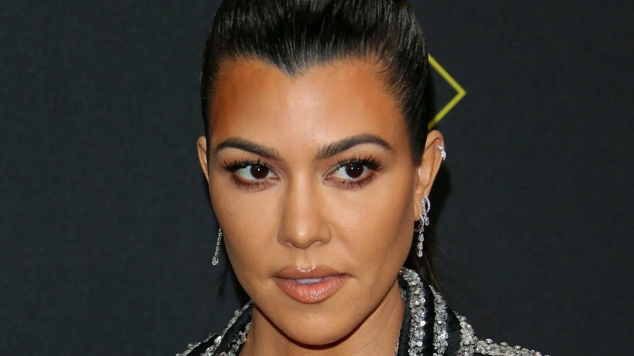Kourtney Kardashian teasează ultima transformare a părului: „Bye Bye Blondie” – Vezi poze