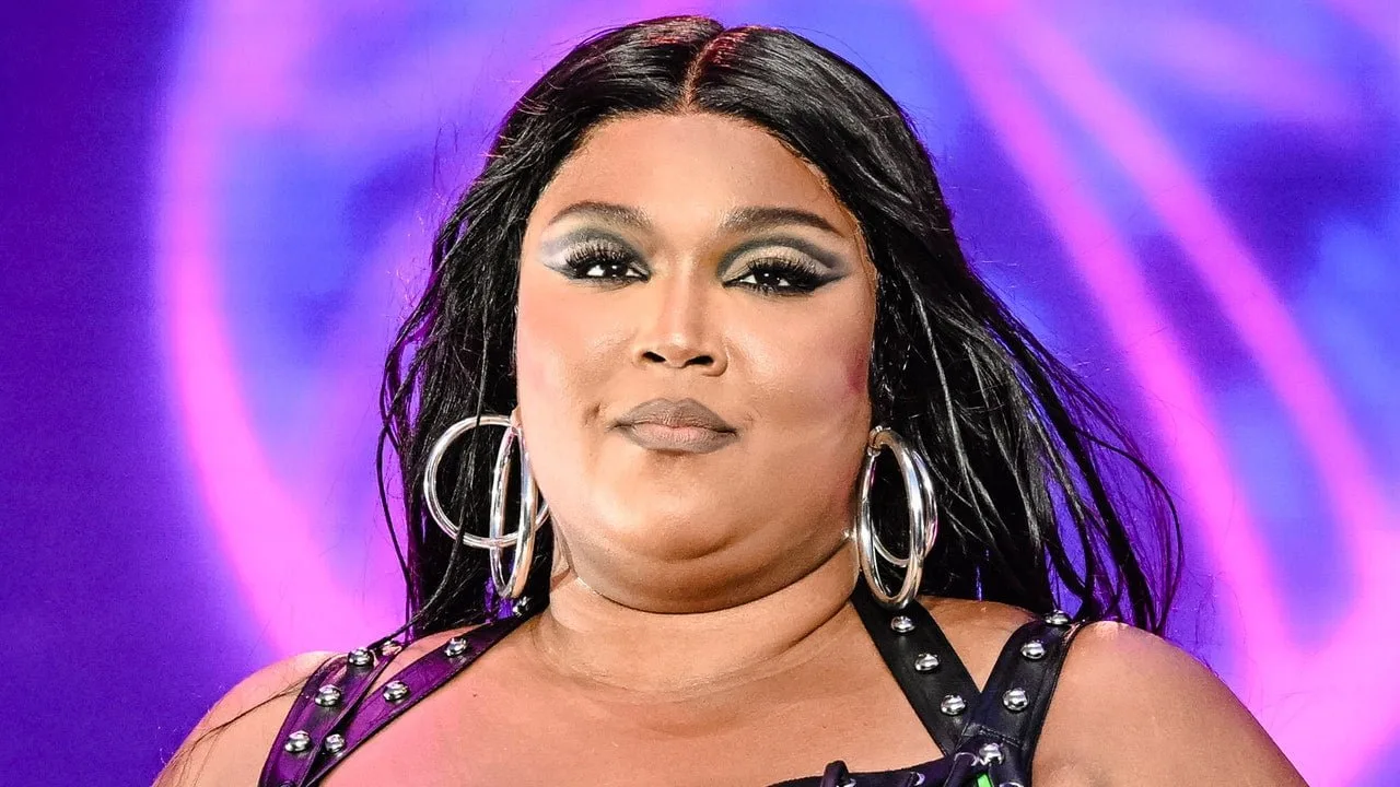 Lizzo și-a asortat manichiura cu bijuteriile și mi-aș fi dorit să mă gândesc la asta – Vezi poze