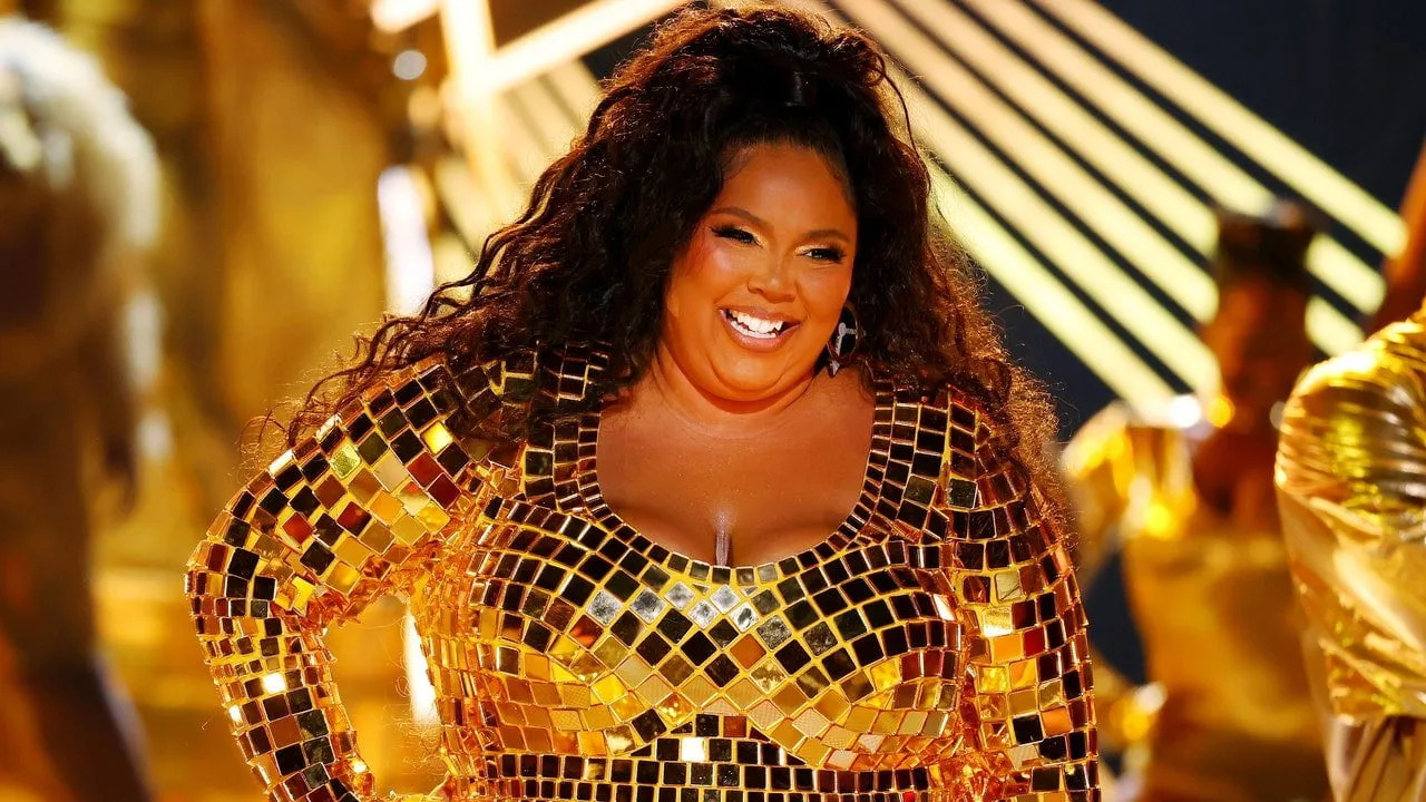 Lizzo i-a adus un omagiu Tinei Turner în bucle roșii voluminoase – Vezi video