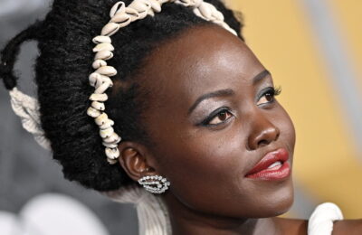 Lupita Nyong’o și-a folosit capul ras pe post de pânză pentru un tatuaj complicat cu henna – Vezi poze