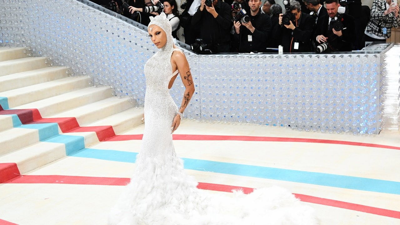 Doja Cat o imită pe pisica Choupette a lui Karl Lagerfeld la Met Gala 2023