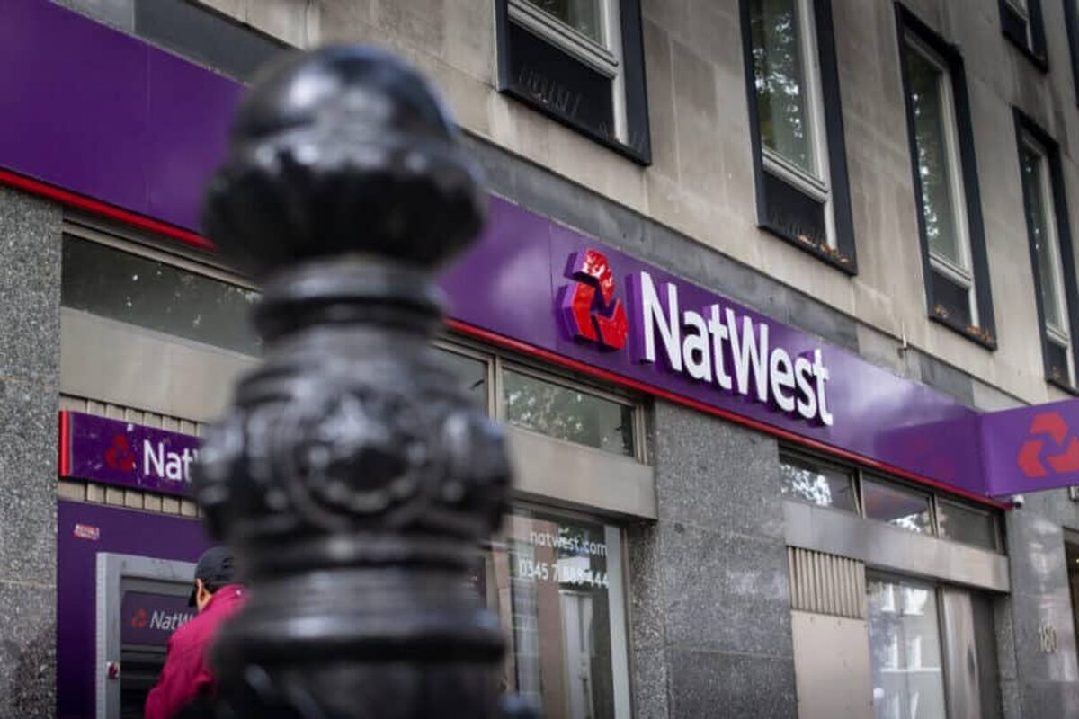 Guvernul britanic vinde acțiuni NatWest în valoare de 1,26 miliarde de lire sterline