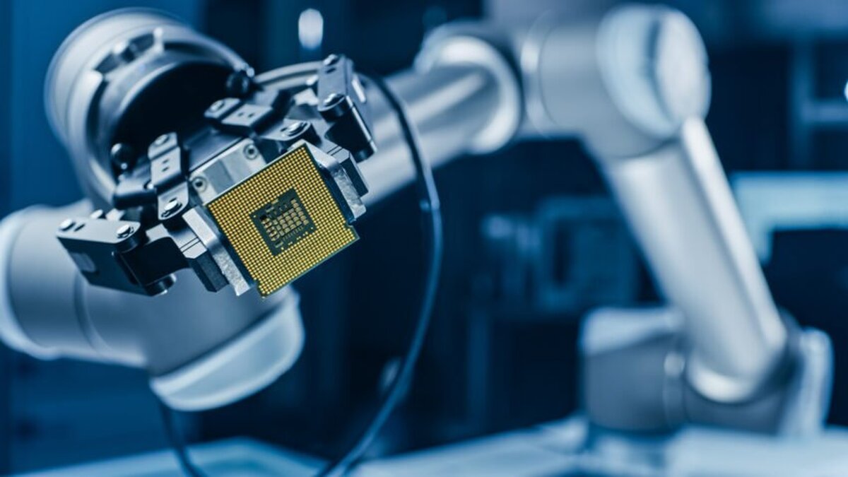 Guvernul anunță o investiție de 1 miliard de lire sterline în industria britanică a microcipurilor