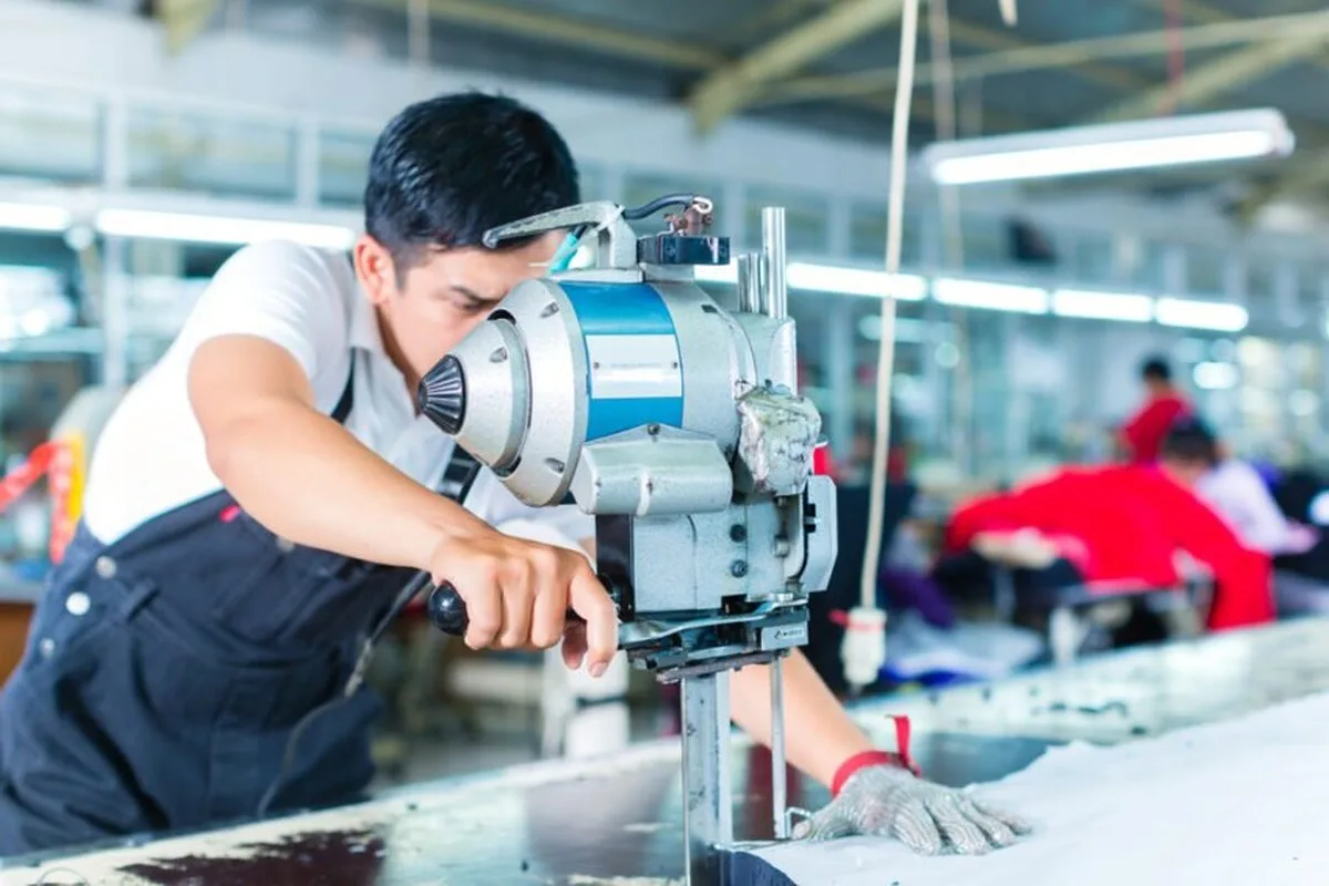 Industria britanică, ținută pe loc de deciziile guvernului conservator care „se clatină”