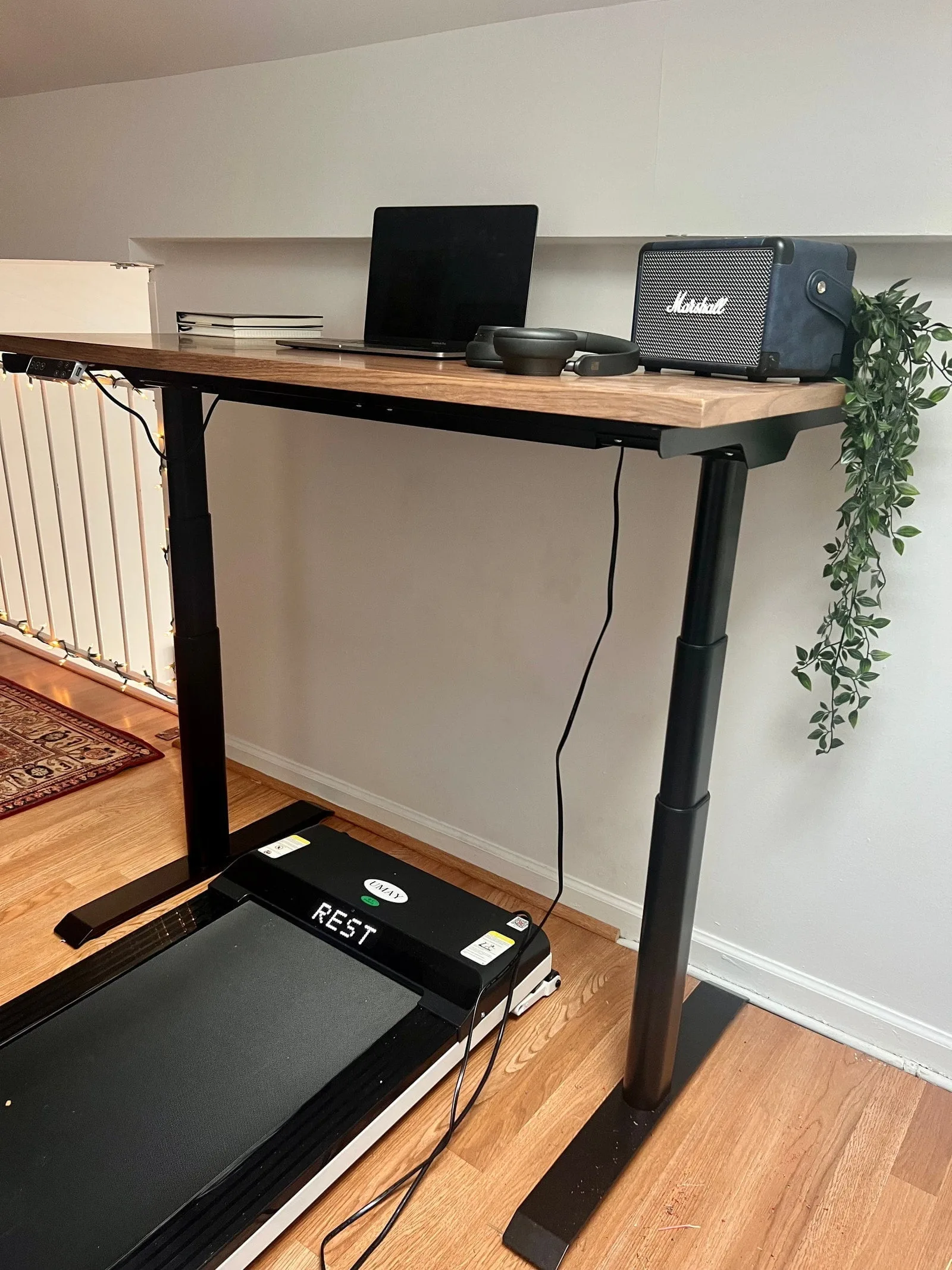 Acest birou în picioare și acest Combo Walking Pad de la Amazon au transformat rutina mea WFH