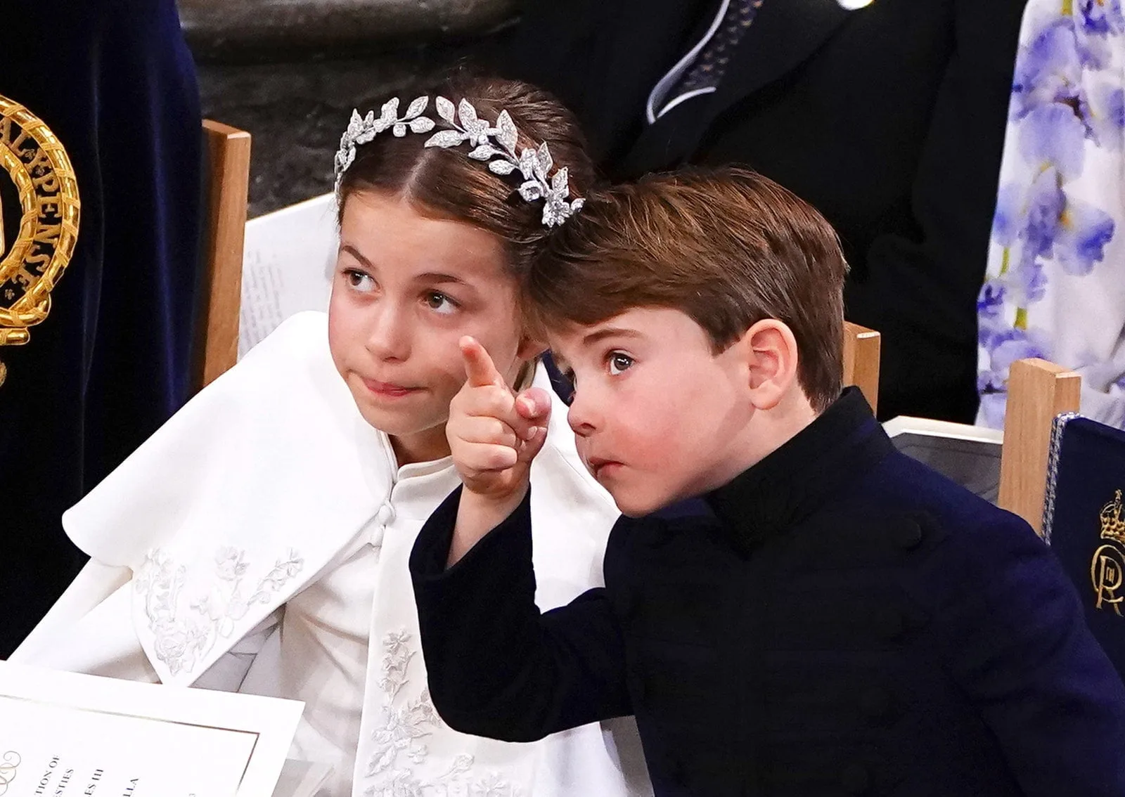 Un prinț Louis încântat s-a comportat cât se poate de bine la încoronarea Regelui Carol