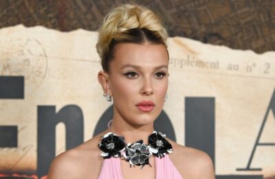 Setul de dantelă și perle al lui Millie Bobby Brown pentru petrecerea de logodnă