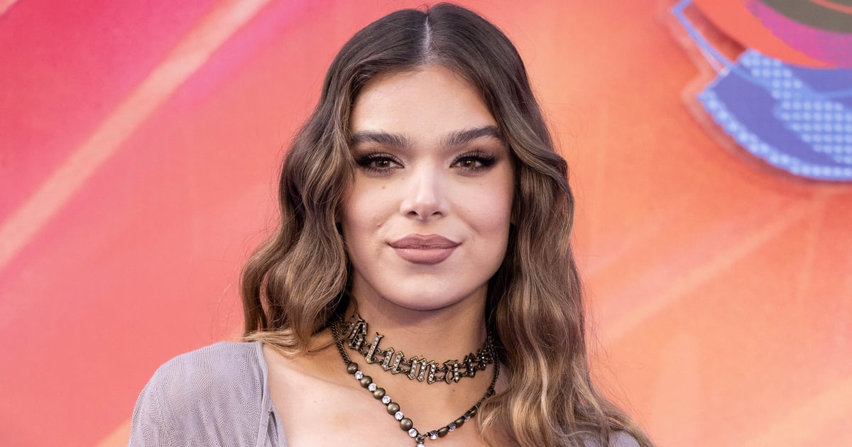 Hailee Steinfeld iese în evidență în cizme cu platformă înaltă ca cerul