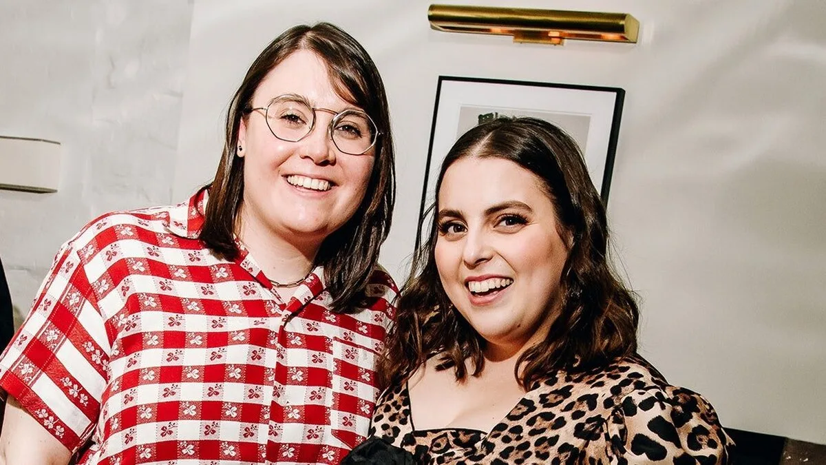 Beanie Feldstein se căsătorește și trece la tabăra completă