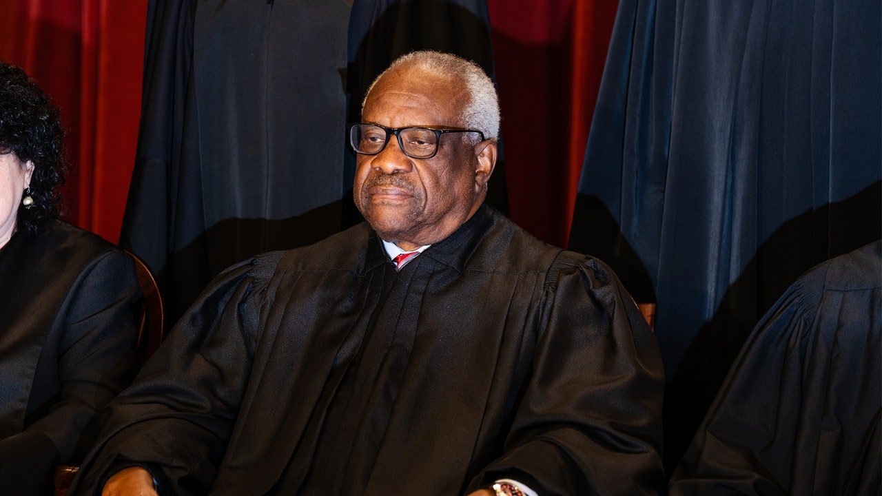 Un nou podcast despre Clarence Thomas debutează în plin sezon de scandal al judecătorului: „Un om care se simte asediat”