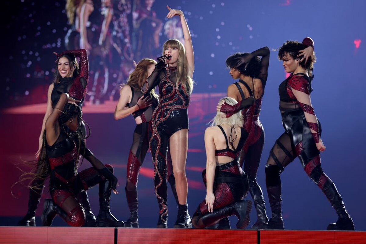 Taylor Swift avertizează publicul de la concert să nu se pună cu subiectul cântecului ei „Dear John” – News24