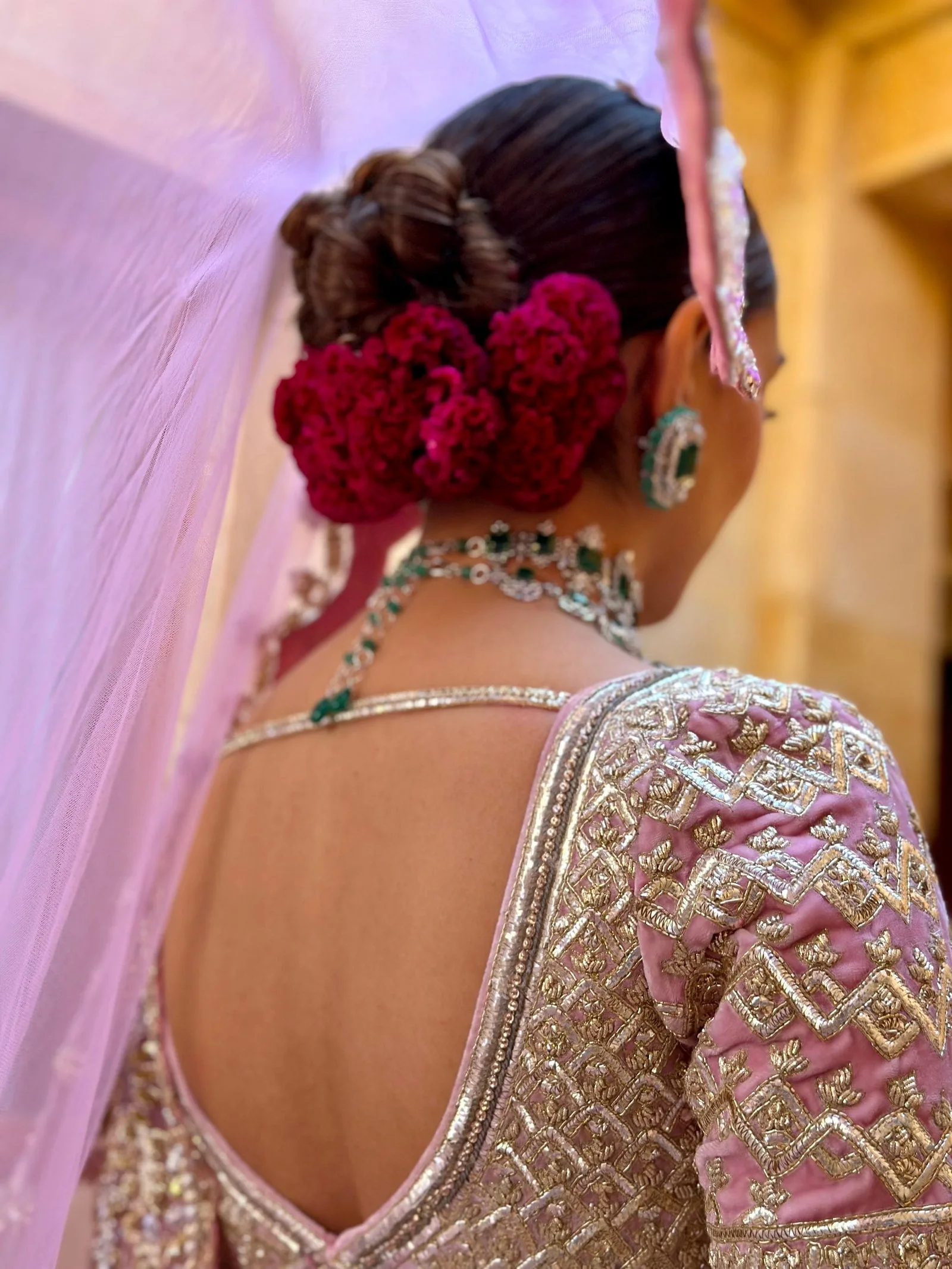 18 coafuri de mireasă indiene uimitoare, îngrijite de coafezele de la Bollywood