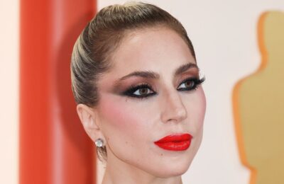 Lady Gaga îi oferă tenului de gogoașă glazurată ștampila ei de aprobare cu un selfie fără machiaj – Vezi foto