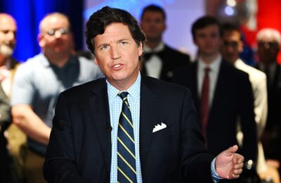 Tucker Carlson se folosește de emisiunea sa de pe Twitter pentru a-și intensifica războiul cu Fox News