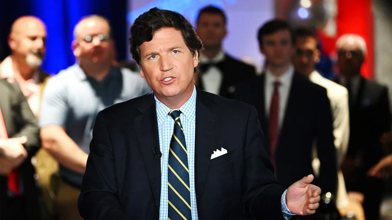 Tucker Carlson se folosește de emisiunea sa de pe Twitter pentru a-și intensifica războiul cu Fox News