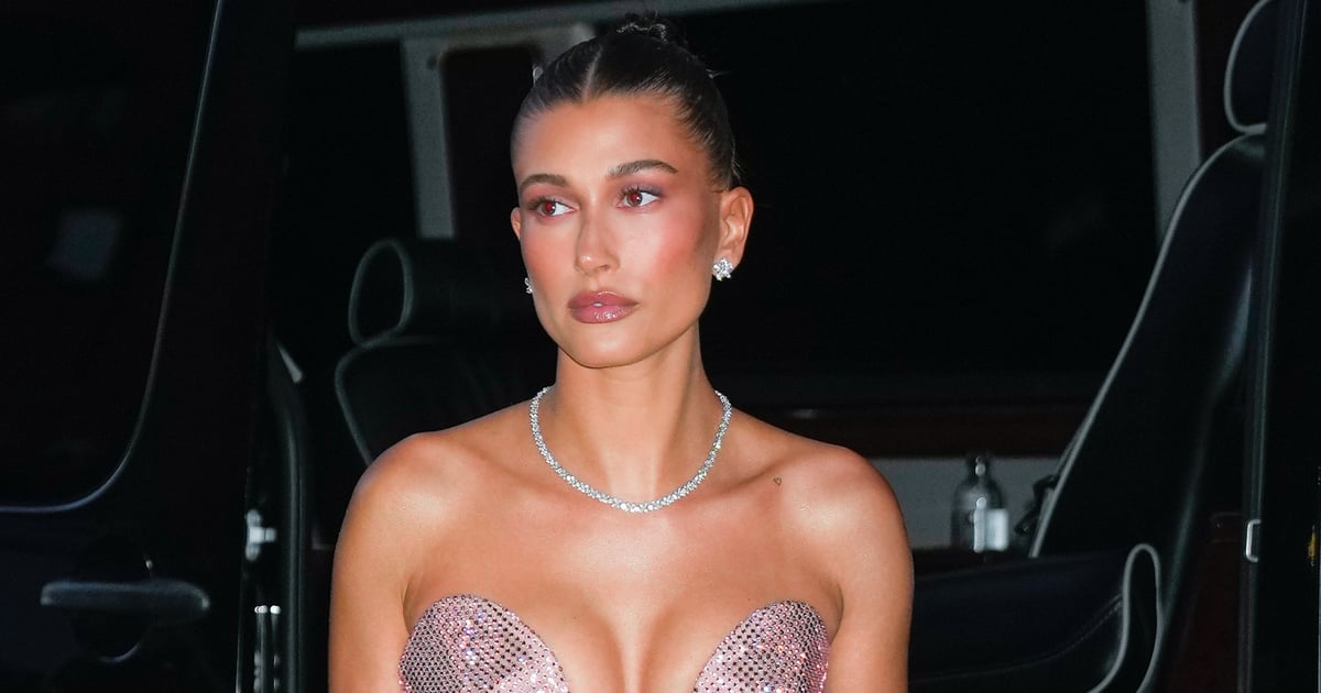 Hailey Bieber poartă o rochie roz strălucitoare la petrecerea Rhode din New York