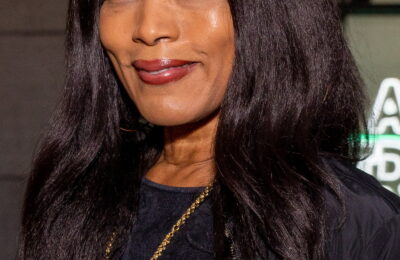 Angela Bassett zâmbește pentru că știe că am leșinat uitându-mă la părul ei glorios – Vezi poze