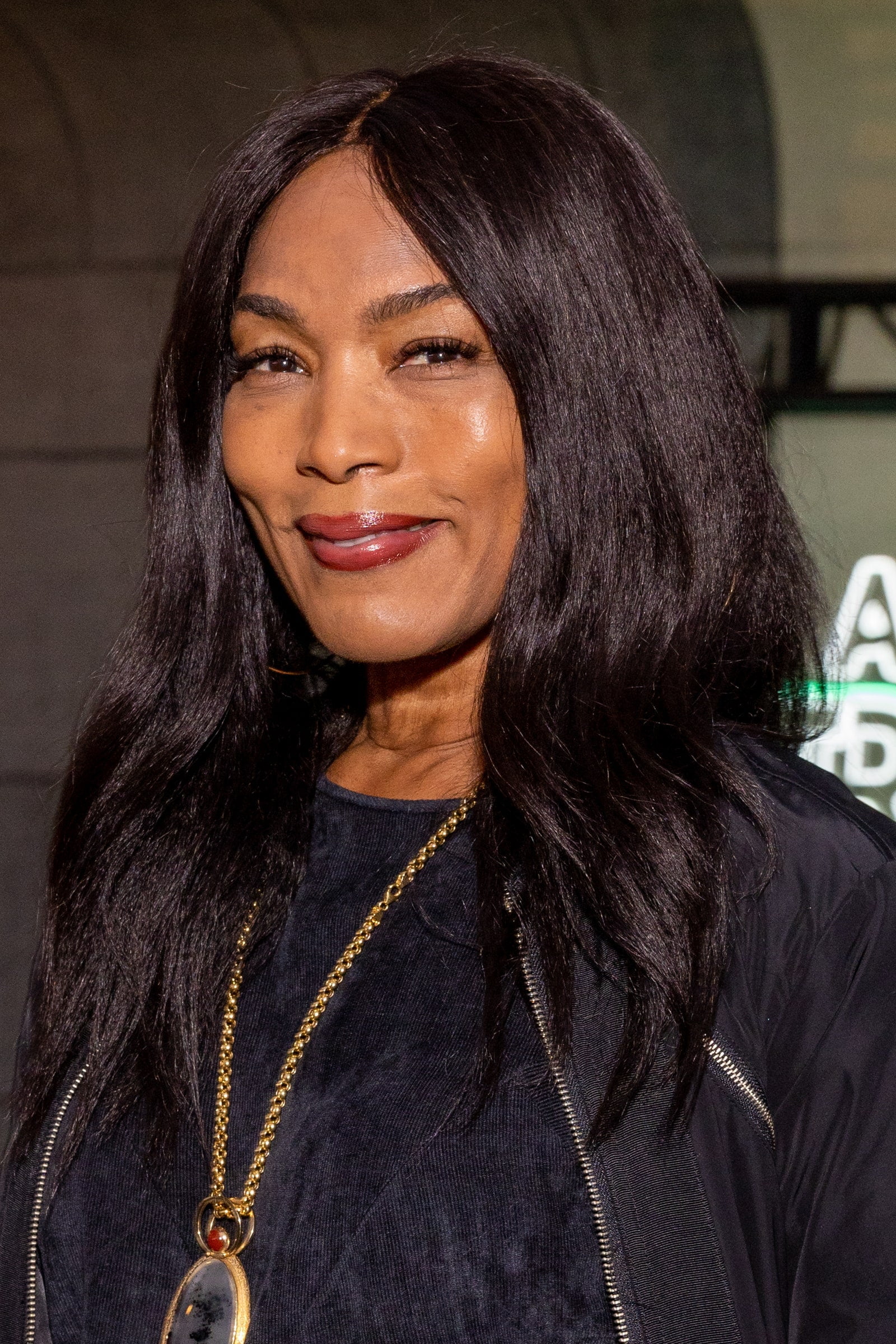 Angela Bassett zâmbește pentru că știe că am leșinat uitându-mă la părul ei glorios – Vezi poze