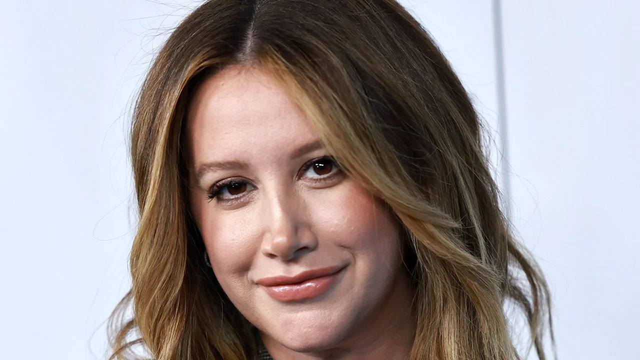 Ashley Tisdale arată ca geamana brunetă a lui Sharpay Evans cu noua ei breton – Vezi poze