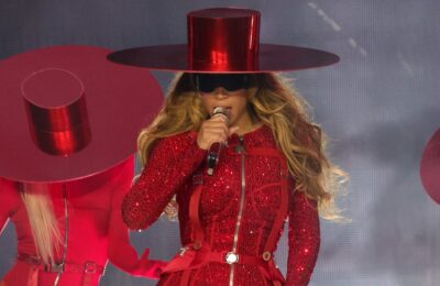 Beyoncé își dă ochelarii de soare unui fan într-un videoclip viral TikTok