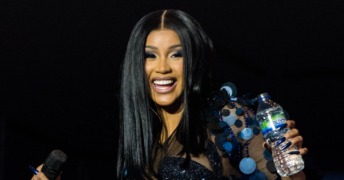 Cardi B poartă un costum roz cu fundul tăiat la Hot 97 Summer Jam