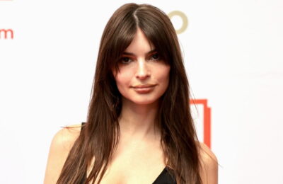 Emily Ratajkowski și-a sărbătorit ziua de naștere cu un creion roșu diabolic – Vezi fotografiile
