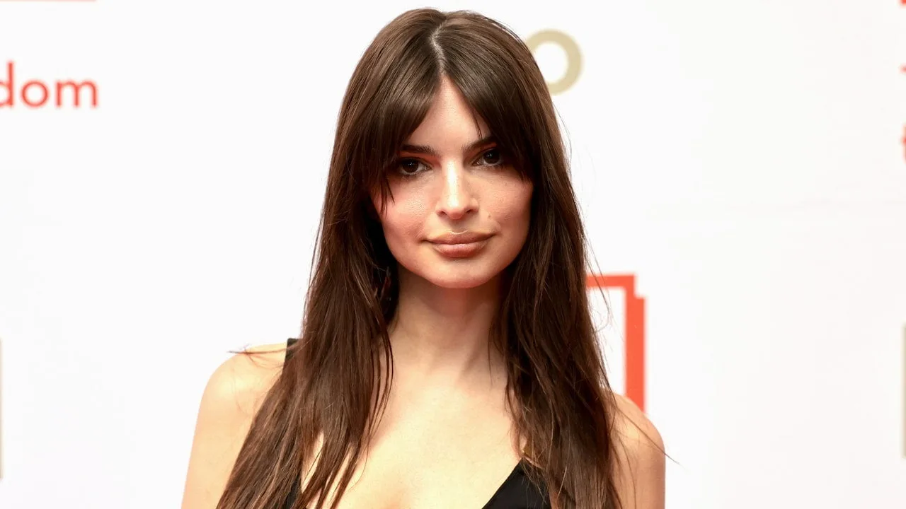 Emily Ratajkowski și-a sărbătorit ziua de naștere cu un creion roșu diabolic – Vezi fotografiile