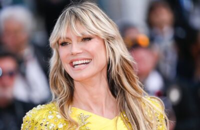 Bikini negru Versace al lui Heidi Klum în vacanța romantică din Italia